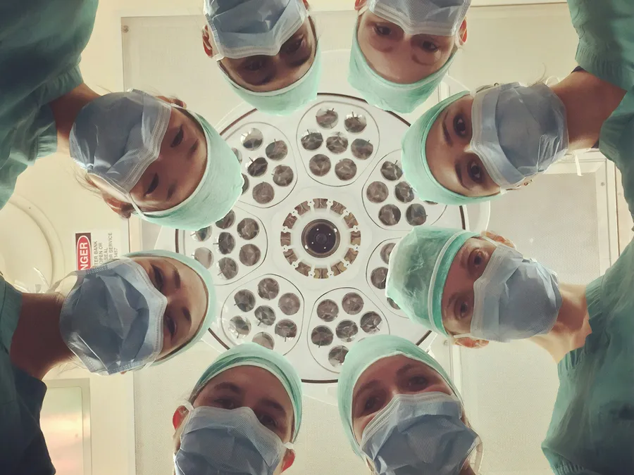 Equipo médico especializado en un procedimiento