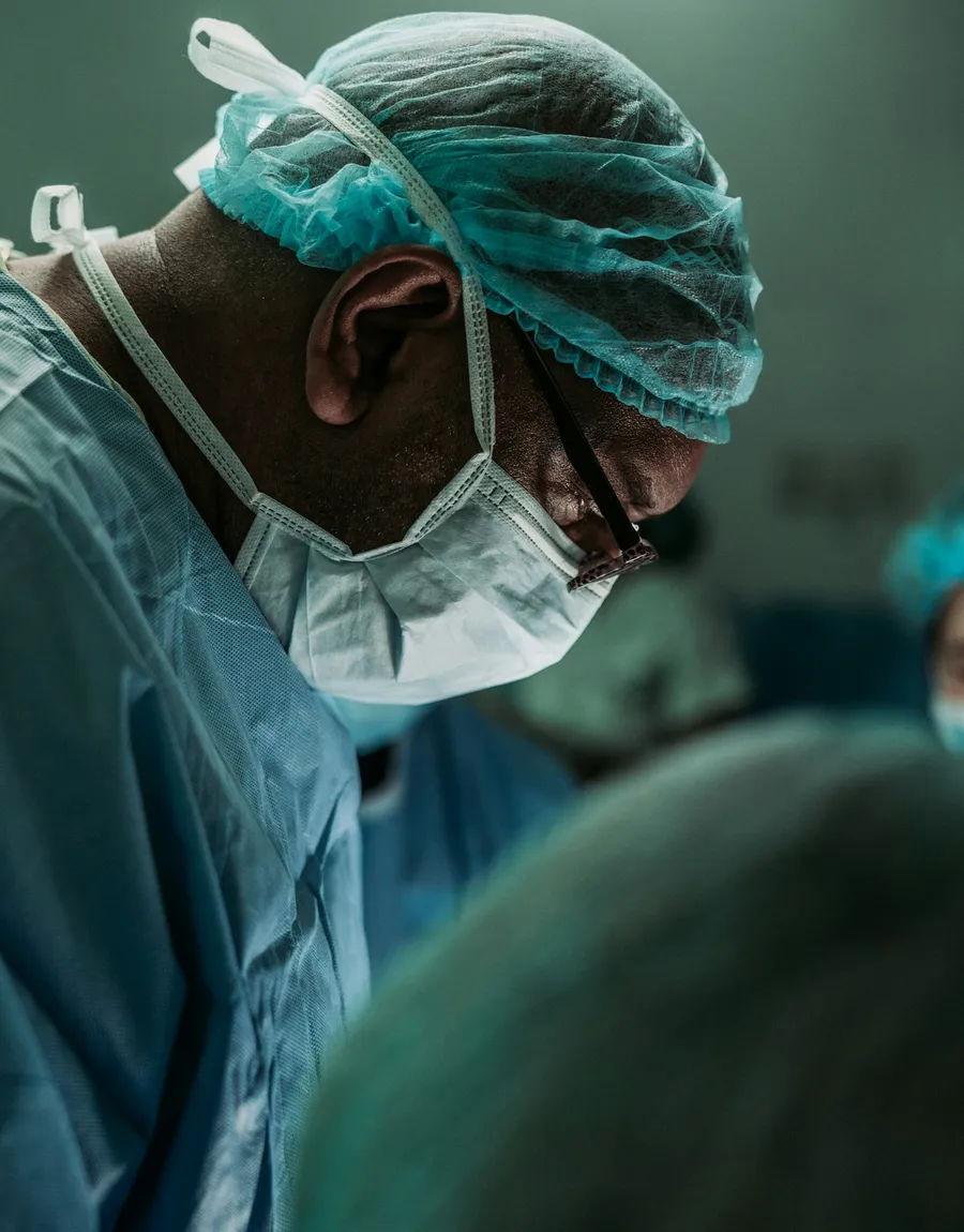 Cirujano especialista realizando un procedimiento con tecnología médica moderna